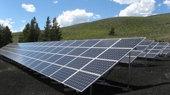 Finca solar con paneles fotovoltaicos